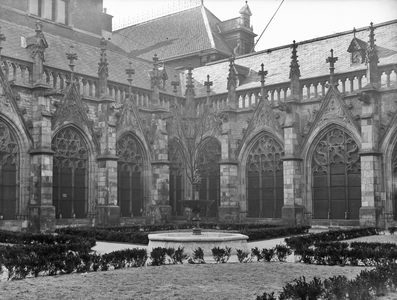 129772 Gezicht in de pandhof van de Domkerk (Domplein) te Utrecht, met in het midden de fontein met het beeldje van de ...